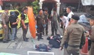 หนุ่มฝรั่งเศสคลุ้มคลั่งถือมีดไล่ฟันชาวบ้าน ซอยพัฒนาการ 43 แทงตำรวจเจ็บ 1 ก่อนถูกยิงสยบ 3 นัด