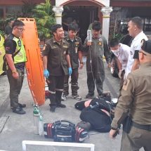 หนุ่มฝรั่งเศสคลุ้มคลั่งถือมีดไล่ฟันชาวบ้าน ซอยพัฒนาการ 43 แทงตำรวจเจ็บ 1 ก่อนถูกยิงสยบ 3 นัด