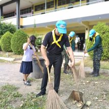 กาญจนบุรี : กำนันโน๊ต หนุ่มไฟแรง นำจิตอาสาพัฒนาปรับปรุงภูมิทัศน์ เนื่องในโอกาสเฉลิมพระชนมพรรษา 74 พรรษา พระบาทสมเด็จพระเจ้าอยู่หัว