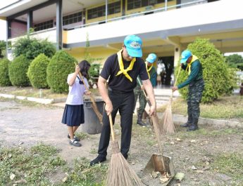 กาญจนบุรี : กำนันโน๊ต หนุ่มไฟแรง นำจิตอาสาพัฒนาปรับปรุงภูมิทัศน์ เนื่องในโอกาสเฉลิมพระชนมพรรษา 74 พรรษา พระบาทสมเด็จพระเจ้าอยู่หัว