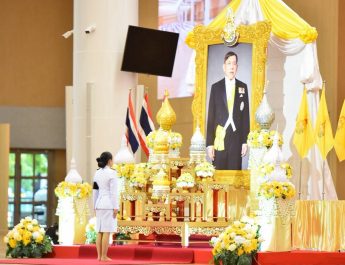 คณะสงฆ์และพสกนิกรอำเภอคลองหลวง พร้อมใจจัดพิธีเจริญพระพุทธมนต์ ปฏิบัติธรรม และทำบุญตักบาตร ถวายพระราชกุศลเฉลิมพระเกียรติพระบาทสมเด็จพระเจ้าอยู่หัว