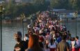 กาญจนบุรี – วันหยุดยาวเข้าพรรษา เส้นทางมอเตอร์เวย์ M 81 เส้นทางมุ่งหน้าเข้าตัวเมืองกาญจน์ แหล่งท่องเที่ยวคึกคัก บนสะพานไม้อุตตมานุสรณ์ ร่วมทำบุญตักบาตรแน่น
