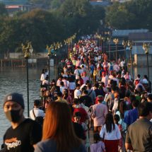 กาญจนบุรี – วันหยุดยาวเข้าพรรษา เส้นทางมอเตอร์เวย์ M 81 เส้นทางมุ่งหน้าเข้าตัวเมืองกาญจน์ แหล่งท่องเที่ยวคึกคัก บนสะพานไม้อุตตมานุสรณ์ ร่วมทำบุญตักบาตรแน่น