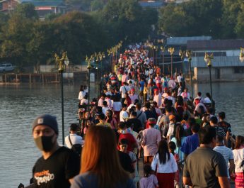 กาญจนบุรี – วันหยุดยาวเข้าพรรษา เส้นทางมอเตอร์เวย์ M 81 เส้นทางมุ่งหน้าเข้าตัวเมืองกาญจน์ แหล่งท่องเที่ยวคึกคัก บนสะพานไม้อุตตมานุสรณ์ ร่วมทำบุญตักบาตรแน่น