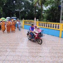 พังงา – ประชาชนเข้าวัดทำบุญถวายเทียนพรรษา ท่ามกลางสายฝนโปรยปราย