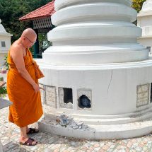 กาญจนบุรี : สมบัติปี หายไประยะหนึ่งกลับมาอีกแล้ว!! หัวขโมยย่องทุบช่องเก็บอัฐิ ทำเจดีย์เสียหายร่วม 30 เจดีย์ คาดนำทองเหลืองบรรจุกระดูกไปขายหาเงินซื้อยามาเสพ