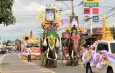 สุรินทร์ สีสันงานบุญใหญ่ ตระการตาขบวนช้างงางาม-ช้างแฟนซีกว่า 30 เชือก แห่ถวายเทียนพรรษาสุดอลังการ สะท้อนวิถีคนกับช้างแห่งเมืองช้าง