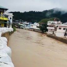 ฝนกระหน่ำเหนือน้ำสาย!! น้ำขึ้นฉับพลันจนแตะใต้สะพาน คน 2 ฝั่งไทย-เมียนมา ผวาหนัก! เร่งอุดพนังบิ๊กแบ๊ครั่ว