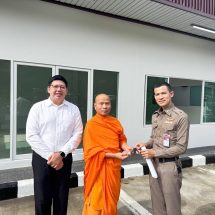 วัดพระธรรมกาย มูลนิธิธรรมกาย ส่งมอบอาคารรับรองประชาชน “ห้องคลองหลวงอุ่นใจ” แก่สถานีตำรวจภูธรคลองหลวง เตรียมเปิดใช้อย่างเป็นทางการในวาระครบรอบ 122 ปี อำเภอคลองหลวง