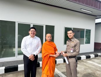 วัดพระธรรมกาย มูลนิธิธรรมกาย ส่งมอบอาคารรับรองประชาชน “ห้องคลองหลวงอุ่นใจ” แก่สถานีตำรวจภูธรคลองหลวง เตรียมเปิดใช้อย่างเป็นทางการในวาระครบรอบ 122 ปี อำเภอคลองหลวง
