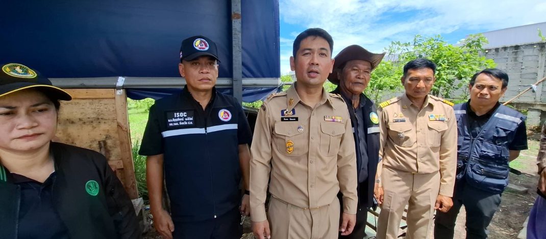 ปทุมธานี นอภ.นำทัพพาหลายหน่วยงานลงพื้นตรวจสอบหลังชาวเกษตรเดือดร้อนโรงงานปล่อยน้ำสนิมปนคราบน้ำมัน ทำไร่นาสวนพัง