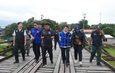กาญจนบุรี : สังขละบุรี บูรณาการตรวจเข้มโครงสร้าง “สะพานมอญ” หลังมรสุมถล่ม โยธาฯ สั่งจำกัดนักท่องเที่ยว – งดเดินริมขอบ ประมาณการงบ 50 ล้านบูรณะใหญ่ ยังท่องเที่ยวได้ตามปกติ