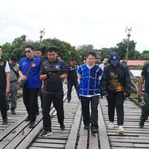 กาญจนบุรี : สังขละบุรี บูรณาการตรวจเข้มโครงสร้าง “สะพานมอญ” หลังมรสุมถล่ม โยธาฯ สั่งจำกัดนักท่องเที่ยว – งดเดินริมขอบ ประมาณการงบ 50 ล้านบูรณะใหญ่ ยังท่องเที่ยวได้ตามปกติ