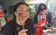 สกลนคร หมูปิ้งไม้ใหญ่ 10 บาทข้าวเหนียว 5 บาทอาหารเช้าขายดีช่วงเวลาเร่งด่วน