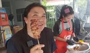สกลนคร หมูปิ้งไม้ใหญ่ 10 บาทข้าวเหนียว 5 บาทอาหารเช้าขายดีช่วงเวลาเร่งด่วน