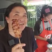 สกลนคร หมูปิ้งไม้ใหญ่ 10 บาทข้าวเหนียว 5 บาทอาหารเช้าขายดีช่วงเวลาเร่งด่วน