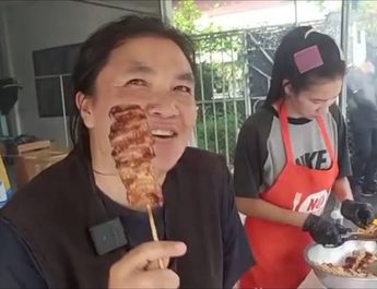 สกลนคร หมูปิ้งไม้ใหญ่ 10 บาทข้าวเหนียว 5 บาทอาหารเช้าขายดีช่วงเวลาเร่งด่วน