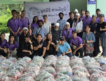 มูลนิธิฮารนามซิงห์ฮารบันส์กอร์ (สัจจเทพ) ผนึกมูลนิธิศานติภูมิ ลงพื้นที่ช่วยผู้ประสบภัยน้ำป่าน่าน มอบถุงยังชีพ–เครื่องอุปโภคบริโภค พร้อมสนับสนุนภารกิจฟื้นฟูชุมชน