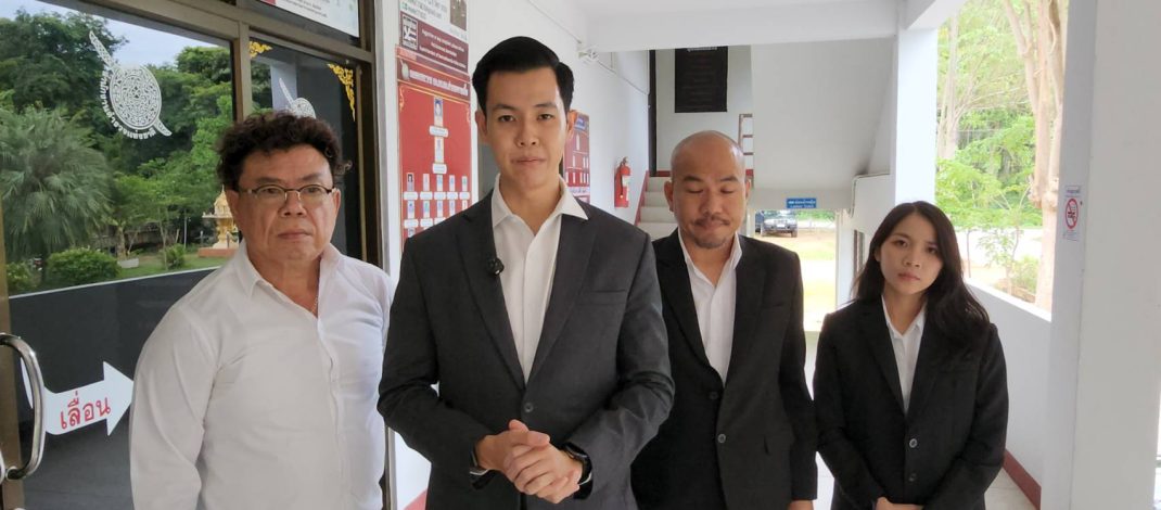 กาญจนบุรี : รมช.กอล์ฟส่งผู้ประสานวางศูนย์พิทักษ์สิทธิ์ ศธ.และทีมกฎหมาย ประกบ ช่วยเหลือ นักศึกษาสาวเสริฟ์หมูกระทะ เหยื่อ ร้อยตำรวจตรีมือจก เจ้าให้ข้อมูลคณะกรรมสอบวินัย ร้อยตำรวจตรีมือจก