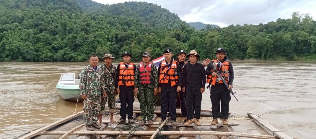 ชุดรักษาความปลอดภัยหมู่บ้าน ร่วมกับทหารและหน่วยป่าไม้ ตรวจยึดแพไม้สักปริศนากลางลำน้ำสาละวิน 18 ท่อน