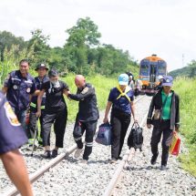การรถไฟฯ ร่วมมือจังหวัดอุตรดิตถ์และหน่วยงานท้องถิ่นเร่งช่วยเหลือผู้โดยสารขบวนที่ 8 เหตุเพลาล้อชำรุด ยันไม่มีผู้บาดเจ็บ พร้อมจัดรถบัสส่งถึงปลายทางเรียบร้อย