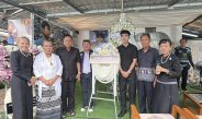 กาฬสินธุ์ สวดอภิธรรมศพ “ฮลุน โซโล่” คืนที่สอง อธิบการบดีจุฬาฯ เป็นเจ้าภาพ ครอบครัวย้ำไม่มีการเปิดบัญชีรับบริจาค ด้านอดีตแม่ครูชื่นชม ”ฮลุน“ มีครบ ทั้งความวิริยะ อุตสาหะไม่ย่อท้อต่อชะตาชีวิต ที่สำคัญมีความซื่อสัตย์และกตัญญูถือเป็นแบบอย่างที่ดีของคนทั้งโลก