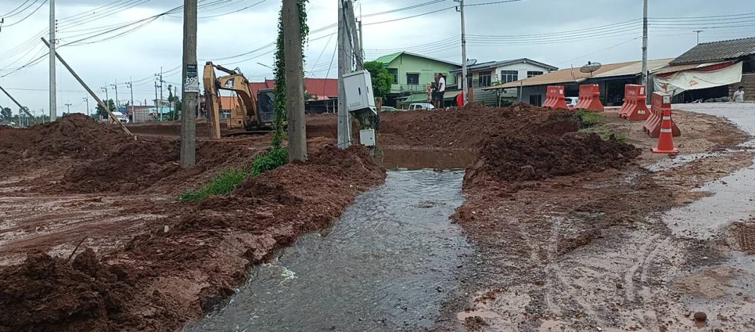ปราจีนบุรี ชาวบ้านแตกตื่นท่อน้ำแตกเหม็นเวียนหัว
