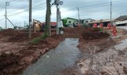 ปราจีนบุรี ชาวบ้านแตกตื่นท่อน้ำแตกเหม็นเวียนหัว