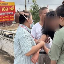ปราจีนบุรี ระทึก! สาววัย 26 ปี เครียดคิดสั้นหวังกระโดดสะพานลอย พนักงานเซเว่น-ชาวบ้านช่วยเกลี้ยกล่อมไว้ได้ทัน