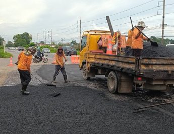 ปราจีนบุรี แขวงการทางฯเร่งซ่อม304ถนนยูเทิร์นหน้านิคมไฮเทครอบ2