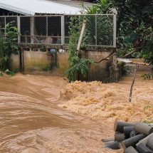 ฝนถล่มดอยหลวง 113 มม. น้ำป่าหลากท่วมถนน–บ้านเรือน ตำบลโชคชัย ผู้ว่าฯ เชียงราย สั่งทุกหน่วยเร่งช่วยเหลือประชาชน
