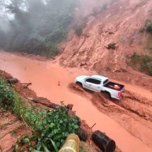 จากสถานการณ์ฝนตกในพื้นที่จังหวัดน่าน ได้รับผลกระทบ ที่“ปัว–นาน้อย” เฝ้าระวังฝนต่อเนื่อง นายอำเภอลงพื้นที่จุดเสี่ยง เร่งเคลียร์ต้นไม้–ดินสไลด์ ขณะที่ท้องถิ่นเตรียมกระสอบทรายรับมือน้ำท่วม