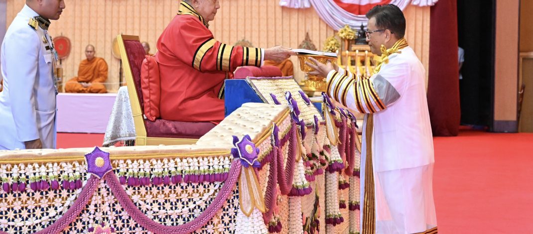 ประธานองคมนตรี เป็นผู้แทนพระองค์ มอบปริญญาบัตร แก่ผู้สำเร็จการศึกษา สถาบันการอาชีวศึกษา ประจำปีการศึกษา 2568