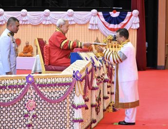 ประธานองคมนตรี เป็นผู้แทนพระองค์ มอบปริญญาบัตร แก่ผู้สำเร็จการศึกษา สถาบันการอาชีวศึกษา ประจำปีการศึกษา 2568