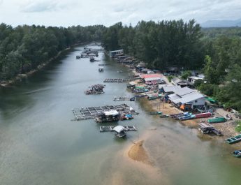 พังงา-รองปลัดสำนักนายกรัฐมนตรี พร้อมผู้แทนสมัชชาคนจน นำคณะลงพื้นที่แก้ปัญหาสิ่งปลูกสร้างของชาวประมงพื้นบ้าน ล่วงล้ำลำน้ำบ้านในไร่