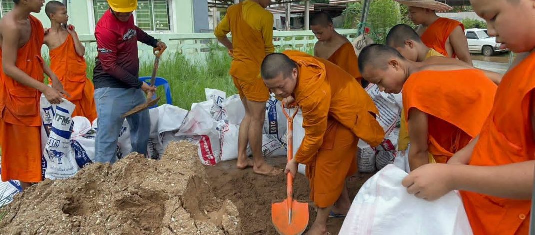 “คุณพระช่วย!” พระ-สามเณรวัดบุญยืน เร่งบรรจุกระสอบทราย รับมือน้ำน่านหนุน หวั่นทะลักท่วมชุมชน