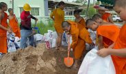 “คุณพระช่วย!” พระ-สามเณรวัดบุญยืน เร่งบรรจุกระสอบทราย รับมือน้ำน่านหนุน หวั่นทะลักท่วมชุมชน