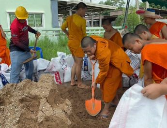 “คุณพระช่วย!” พระ-สามเณรวัดบุญยืน เร่งบรรจุกระสอบทราย รับมือน้ำน่านหนุน หวั่นทะลักท่วมชุมชน
