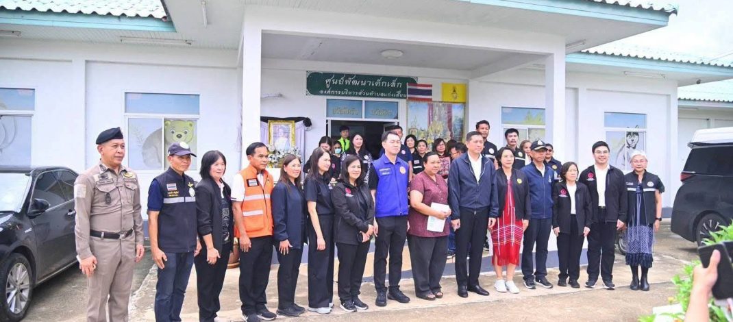 กาญจนบุรี : รมว.พม. พร้อมคณะ ลงพื้นที่ศูนย์พัฒนาเด็กเล็ก อบต.แก่งเสี้ยน จ.กาญจนบุรี ติดตามสถานการณ์จากกรณีรถชน พร้อมให้กำลังใจเด็ก ครู และผู้ได้รับผลกระทบ