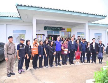 กาญจนบุรี : รมว.พม. พร้อมคณะ ลงพื้นที่ศูนย์พัฒนาเด็กเล็ก อบต.แก่งเสี้ยน จ.กาญจนบุรี ติดตามสถานการณ์จากกรณีรถชน พร้อมให้กำลังใจเด็ก ครู และผู้ได้รับผลกระทบ