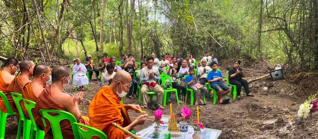 กาญจนบุรี : ประธานเครือข่ายเฝ้าระวังช้างป่าฯ/สภาลมหายใจ นำเครือข่าย นิมนต์พระสงฆ์ ทำพิธีทางศาสนา อุทิศส่งดวงวิญญาณ เจ้าสีดอทองม้วน ช้างป่าเขตรักษาพันธุ์สัตว์ป่าสลักพระ ไปสู่ภพภูมิที่ดี