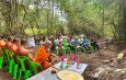 กาญจนบุรี : ประธานเครือข่ายเฝ้าระวังช้างป่าฯ/สภาลมหายใจ นำเครือข่าย นิมนต์พระสงฆ์ ทำพิธีทางศาสนา อุทิศส่งดวงวิญญาณ เจ้าสีดอทองม้วน ช้างป่าเขตรักษาพันธุ์สัตว์ป่าสลักพระ ไปสู่ภพภูมิที่ดี