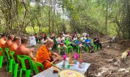 กาญจนบุรี : ประธานเครือข่ายเฝ้าระวังช้างป่าฯ/สภาลมหายใจ นำเครือข่าย นิมนต์พระสงฆ์ ทำพิธีทางศาสนา อุทิศส่งดวงวิญญาณ เจ้าสีดอทองม้วน ช้างป่าเขตรักษาพันธุ์สัตว์ป่าสลักพระ ไปสู่ภพภูมิที่ดี