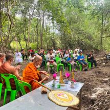 กาญจนบุรี : ประธานเครือข่ายเฝ้าระวังช้างป่าฯ/สภาลมหายใจ นำเครือข่าย นิมนต์พระสงฆ์ ทำพิธีทางศาสนา อุทิศส่งดวงวิญญาณ เจ้าสีดอทองม้วน ช้างป่าเขตรักษาพันธุ์สัตว์ป่าสลักพระ ไปสู่ภพภูมิที่ดี