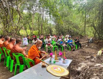 กาญจนบุรี : ประธานเครือข่ายเฝ้าระวังช้างป่าฯ/สภาลมหายใจ นำเครือข่าย นิมนต์พระสงฆ์ ทำพิธีทางศาสนา อุทิศส่งดวงวิญญาณ เจ้าสีดอทองม้วน ช้างป่าเขตรักษาพันธุ์สัตว์ป่าสลักพระ ไปสู่ภพภูมิที่ดี