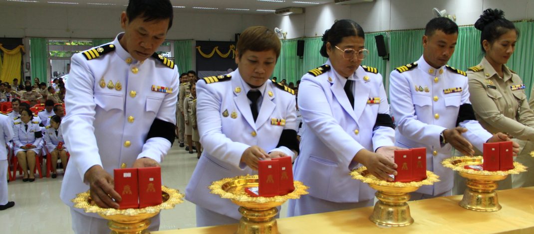 กาญจนบุรี : ครบรอบ134 ปี ยุคผู้นำหญิงกำลังเข้ามาครองเมือง นายอำเภอฝากเรื่องการแต่งกายอย่าสั้นเกินไป “เพราะเราเป็นผู้นำไม่ใช่ผู้ตาม”!! การมอบเครื่องราชอิสริยาภรณ์และรางวัลดีเด่นเนื่องในวันกำนันผู้ใหญ่บ้าน