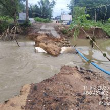น้ำหลากซัดทางเบี่ยงขาด ตัดเส้นทางเข้า–ออกหมู่บ้าน ชาวโนนสวรรค์เดือดร้อน ต้องอ้อมกว่า 10 กม. ผู้ใหญ่บ้านวอนเร่งช่วย