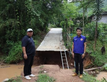 องค์การบริหารส่วนตำบลผาบ่อง (อบต.ผาบ่อง) ตลอดจนหน่วยงานที่เกี่ยวข้องทุกภาคส่วน เร่งระดมกำลังช่วยเหลือประชาชน จากเหตุฝนตกหนักต่อเนื่อง ดินสไลด์ทับบ้าน–น้ำหลากกัดเซาะถนนขาดทางเข้าหย่อมบ้าน