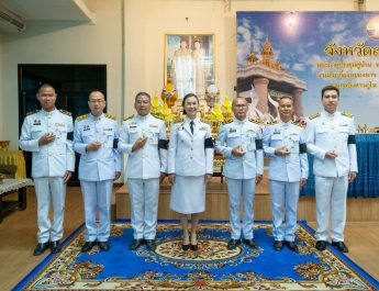 สกลนคร พิธีมอบพระกำลังแผ่นดินพระราชทานให้กับข้าราชการของหน่วยงานภายนอกที่ให้การสนับสนุนการปฏิบัติงานของโรงช้างต้น