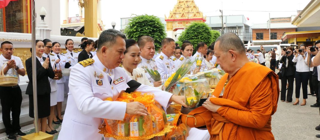 กาฬสินธุ์ จัดพิธีสวดพระพุทธมนต์-ทำบุญตักบาตรถวายพระราชกุศล วันแม่แห่งชาติ